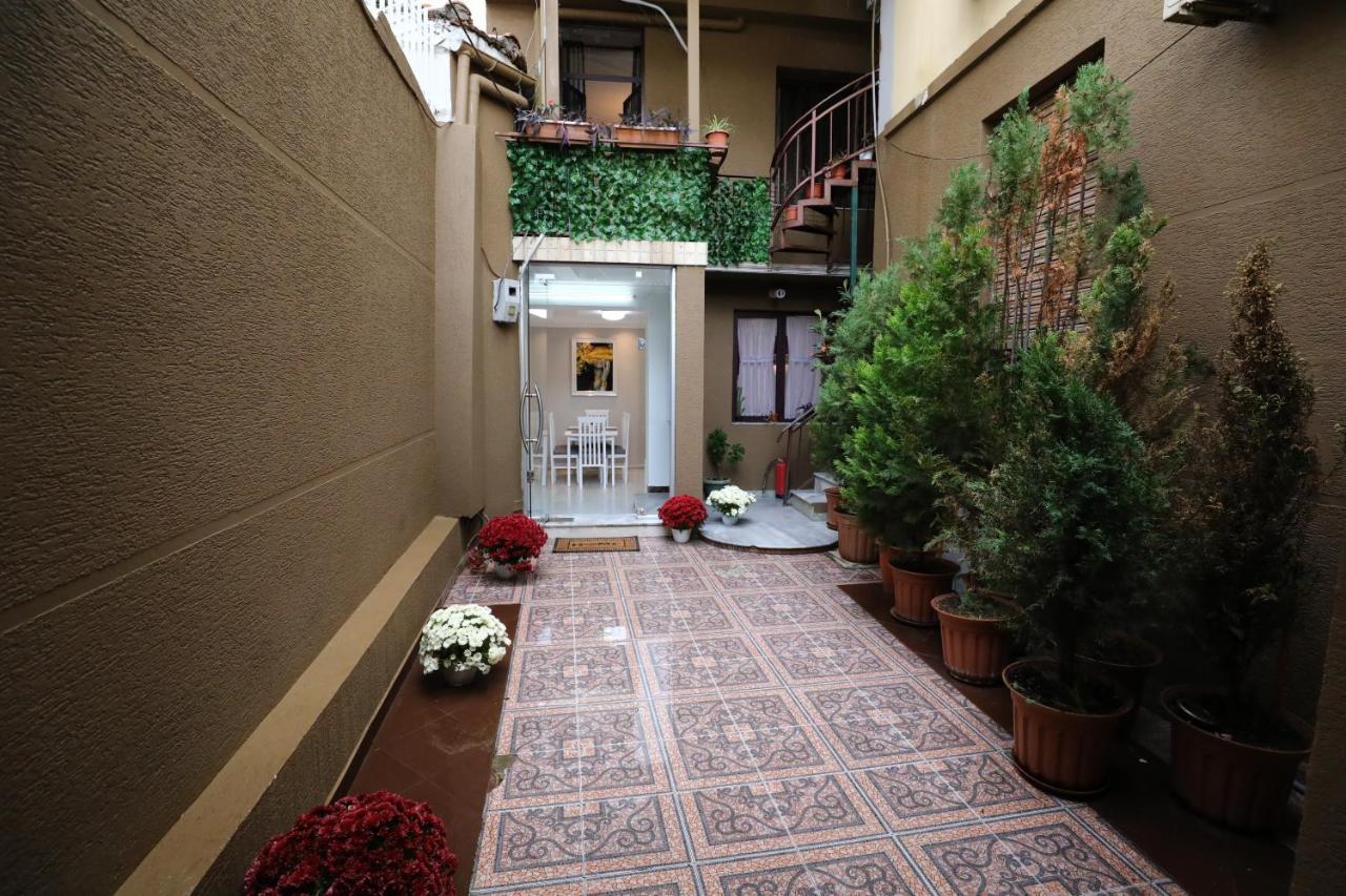 Little Corner Hostel Tirana Eksteriør billede